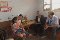 中秋節(jié)公司愛心慰問溫暖困難員工